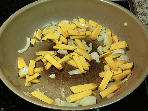 えびがたっぷりシーフードミックスを使って炒め物　まず先に炒めるのは玉ねぎとかぼちゃ
