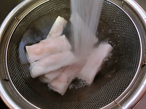 繁盛厨房　海老入り蒸し春巻を水に浸してみました