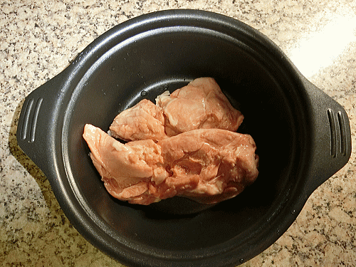 冷凍のまま鶏のモモ肉を鍋に入れる