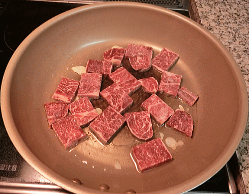 牛やわらかカルビひとくちステーキをフライパンに投入