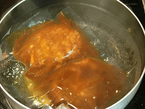 茶美豚で作ったデミグラスハンバーグを湯せんで１０分で解凍する