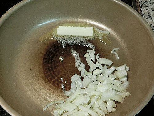 バターで玉ねぎを炒めました