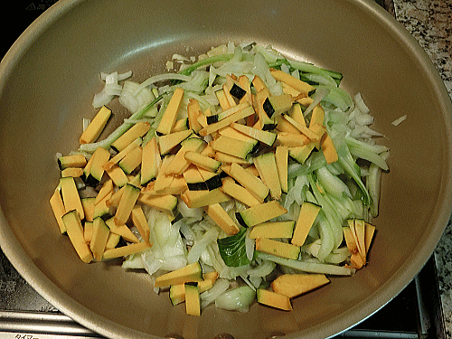 フライパンで野菜を炒める