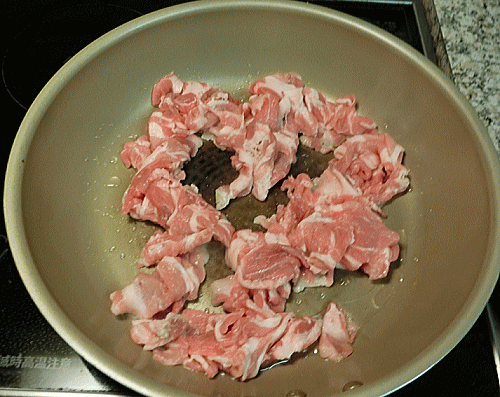 豚バラを炒める