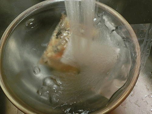 瀬月内海産かきのフレッシュカルパッチョを流水で解凍