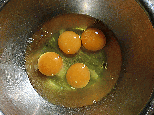 卵を４つボールに割って入れました