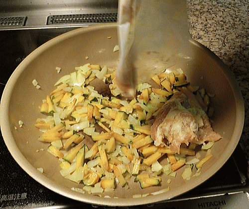 はぐくみ鶏で作ったにんにく醤油焼きをフライパンに投入