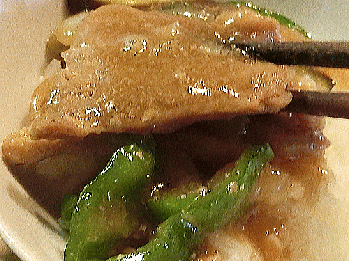 ご飯の上にのせて食べた豚肉のひとくち味噌ステーキ